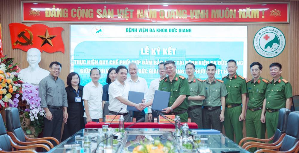 Lễ ký kết Quy chế phối hợp đảm bảo an ninh trật tự giữa BVĐK Đức Giang và Công an phường Việt Hưng